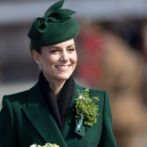 Не лягайте под ножа: Този трик създава илюзията за по-стегнато лице, необходими са само 2 движения с четката