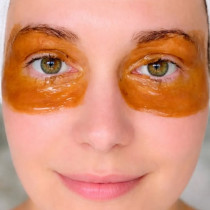 Маска, която ЗАЛИЧАВА бръчките около очите: Използвам я от миналия юли и НИКОЙ не иска да повярва на възрастта ми!