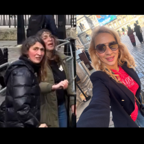 Сестрата на тризначките Вяра и Надежда легна под ножа, само и само да не прилича на тях?