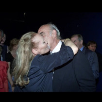 Тя беше най-красивото момиче на Бонд, а сега на 90 години олекна с 18 МИЛИОНА: Предаде я най-близкият човек!