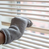 Брилянтно лесен начин за почистване на щори от прах и мазнини, без да ги сваляте