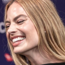 Тя подстрига красивата си дълга коса, никой не я позна: Марго Роби се разходи с най-модерната прическа-Снимка