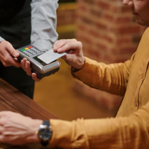 Кавалерът ми не успя да плати сметката в ресторанта. Не направих сцена и покрих сметката, а на следващия ден