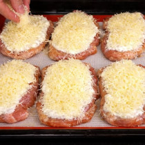 Вече не панирам шницели, открих нещо по-добро! Слагам в тавата, мажа с вкусната смес и пека - хем не е пържено, хем вкусотия