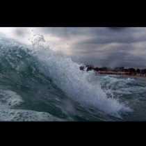 Зловеща находка: Труп на гола жена изплува на плажа в Поморие!