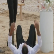 Критичен момент в „Ергенът“: Отвеждат Крис в болница, след инцидент на плажа