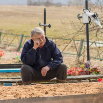 Баща погреба близначки и всяка седмица посещава гроба, докато едно момиче не дойде при него и не каза: Чичо, те живеят на моята улица.