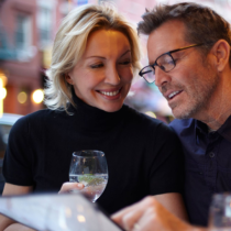 „Разбираш ли, на 50 жената вече е разход, не актив.“ Мъж на 57 години ми обясни това на вечеря. Какво направих аз