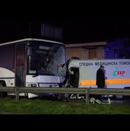 След ужасяващата катастрофа между линейка и автобус шофьорът на втората линейка разказа: Вътре хората бяха по земята!