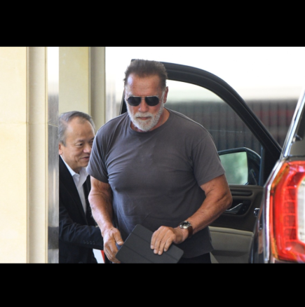 Бруталните родителски методи на Шварценегер: Той принудил сина си да се къпе в ледена вода и изгорил любимите обувки на дъщеря си!