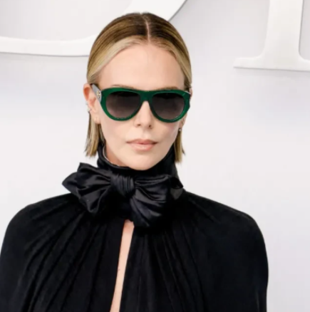 Брутално! Актрисата по минижуп и жартиери събра погледите, особено на мъжете-Снимки