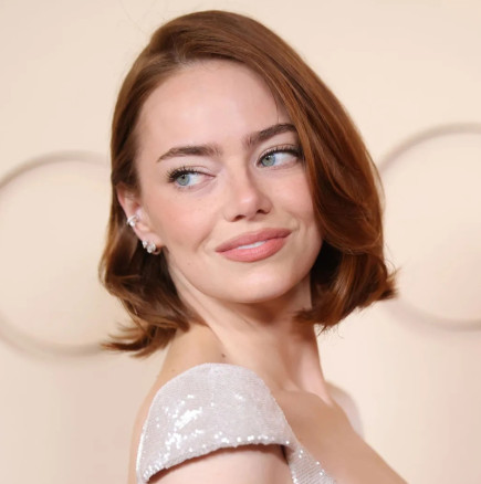 Създадена за 600 часа, като течно сребро, стичащо се по тялото: Роклята на Ема Стоун на Оскарите е върхът на елегантността