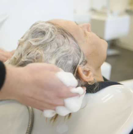 Косата ви се омазнява веднага след измиване? Това е знак, че ѝ липсва едно важно нещо