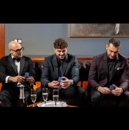 Уникален стриптийз вдига адреналина в "Ергенът", а един от тримата подлудява дамите с пикантен жест: