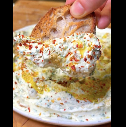 Феноменална разядка с пържен чесън и сусам: Сервирам я с малко лют пипер и не можем да се отскубнем от чиниите!