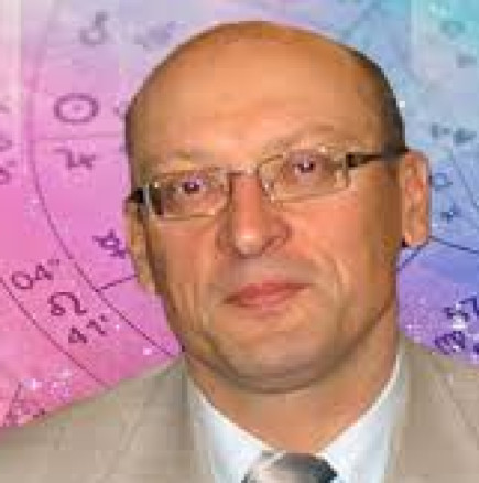 Месечен хороскоп от Александър Зараев за април 2026 г.: Три зодии ще бъдат любимци на съдбата