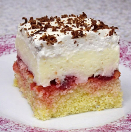 Луксозни плодови резени със заквасена сметана. Винаги правя две тави и никога не остава и трохичка!