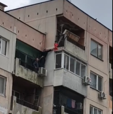 Видео от зрелищната намеса на полицията при спасяването на тригодишното дете, висящо от 8-мия етаж на блок