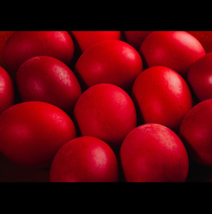 Най-добрият естествен начин за боядисване на яйца в червено е на 50 години: Нуждаете се от 1 храна и боята не прониква през черупката