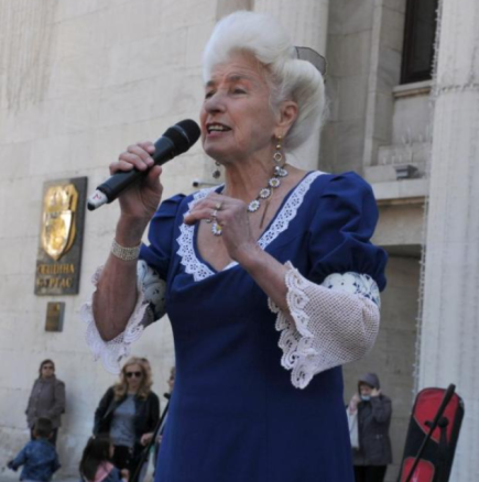 Лекарите не пускат никого при една от най-известните ни народни певици, Янка Рупкина, дори дъщеря й