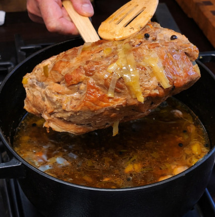 Рецептата на моя свекър за най-вкусния свински врат: Ето какво добавя в тенджерата и става чудно задушено!