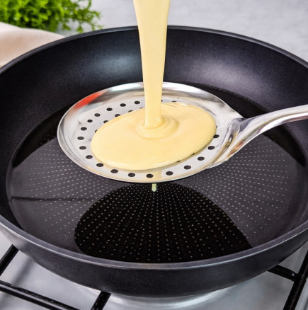 Разбърквам тестото и го изсипвам с решетъчна лъжица в горещото олио: Евала на човека, който е измислил тази вкусотия!