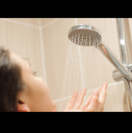 Взимате ли душ, докато пералнята работи? Ето какви проблеми може да причини това