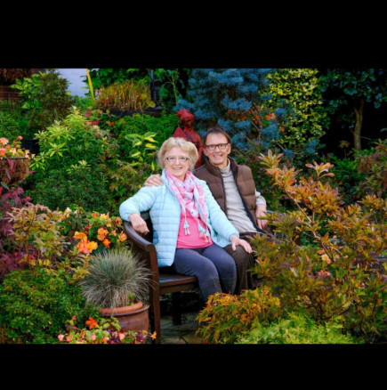 Ето как изглежда най-красивият двор в света, който семейна двойка поддържа от 43 години: Превърнаха кална морава в рай!