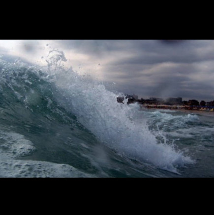 Зловеща находка: Труп на гола жена изплува на плажа в Поморие!