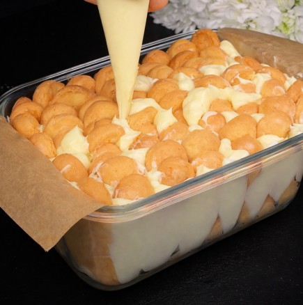 Просто сложих бишкотите изправени в тавата и залях с домашен крем - отдавна не сме яли по-вкусен десерт!