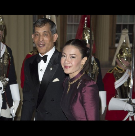 Кралят на Тайланд обръсна главата на жена си, отне детето ѝ и я принуди да стане монахиня: От принцеса в изгнаник!