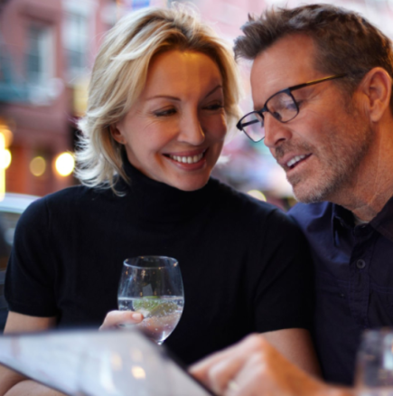 „Разбираш ли, на 50 жената вече е разход, не актив.“ Мъж на 57 години ми обясни това на вечеря. Какво направих аз