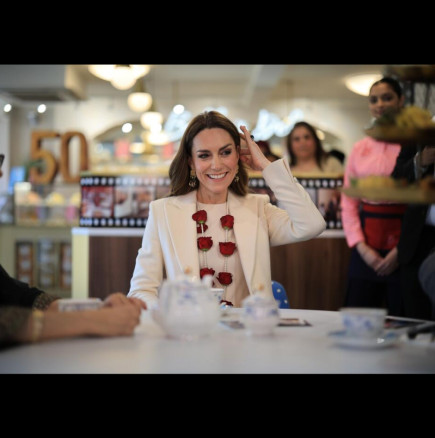 „Как е възможно една бъдеща кралица да има такива крака?“ Кейт Мидълтън свали обувките си публично и хората са шокирани.