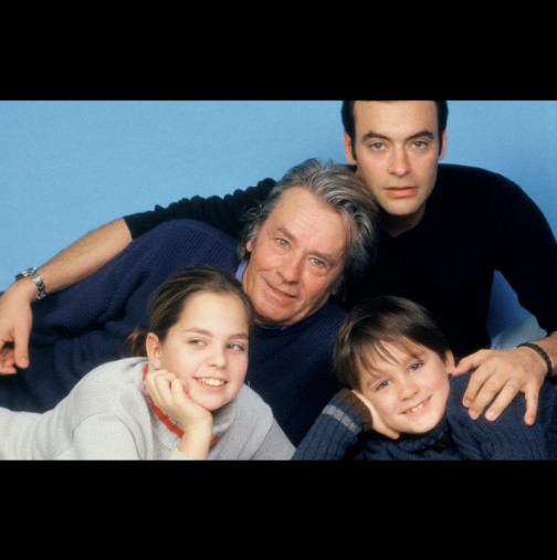 Имат една кръв, а се изпокараха жестоко! Синовете на Ален Делон се съдят със сестра си за наследството: