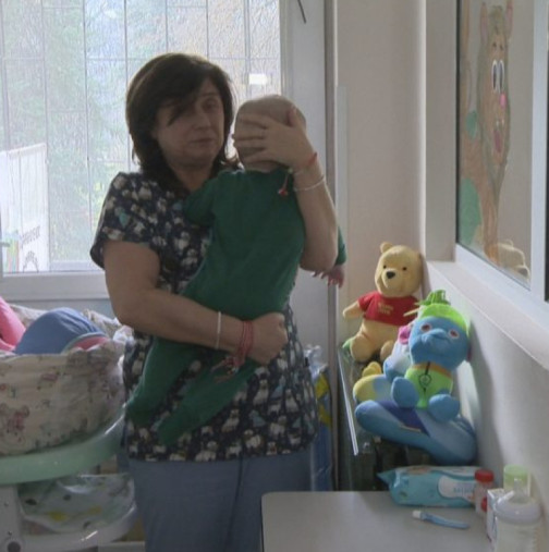 Проговори майката на близнаците, които медицински персонал на болница отглежда вече няколко месеца