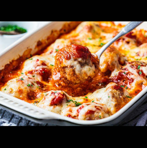 Пека кюфтенцата заедно със соса и става нещо божествено! Редят се на опашка с чиниите пред фурната: