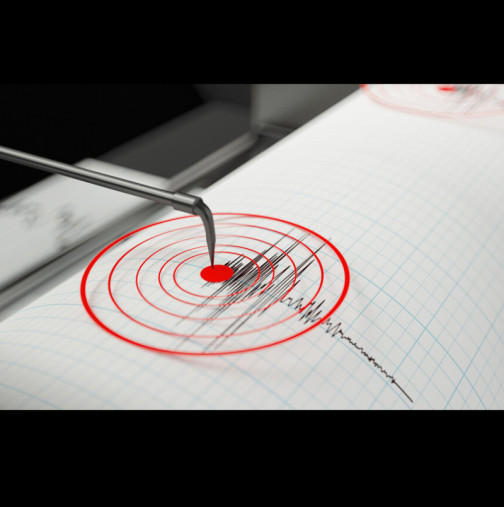 Силно земетресение удари на хвърлей от България - хора наизлязоха по улиците, чакат в колите си да отмине