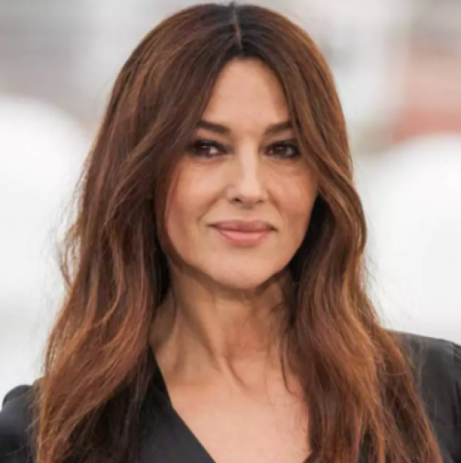 Моника Белучи на 61: С прилепнала рокля без притеснение от „несъвършенствата“ – и изглежда зашеметяващо