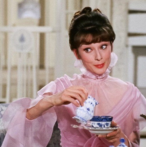 Тази прическа от 60-те години отново е хит: Жените по целия свят са полудели по модерния ѝ вариант!