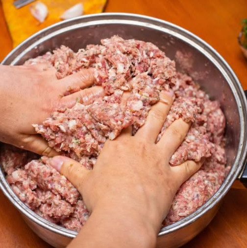 Не слагайте повече хляб и галета в мляното месо. Тази СЪСТАВКА издига кюфтетата на съвсем ново ниво!