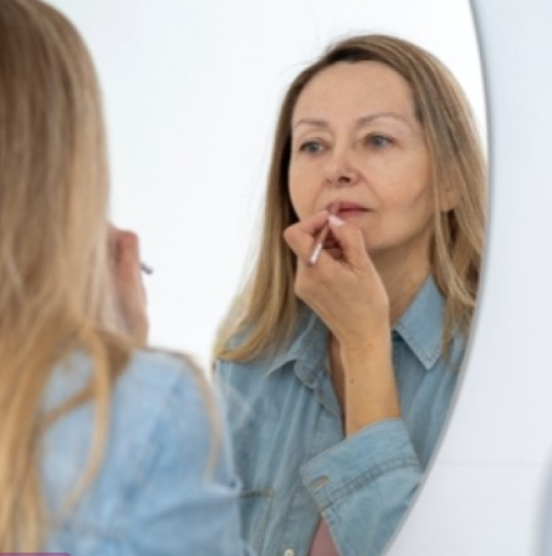 Навършихте ли 60? Ето как да блеснете в седмото десетилетие, този грим изтрива годините от лицето ви