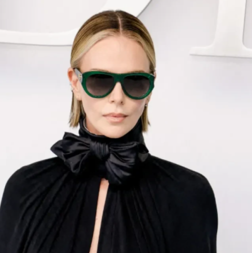 Брутално! Актрисата по минижуп и жартиери събра погледите, особено на мъжете-Снимки