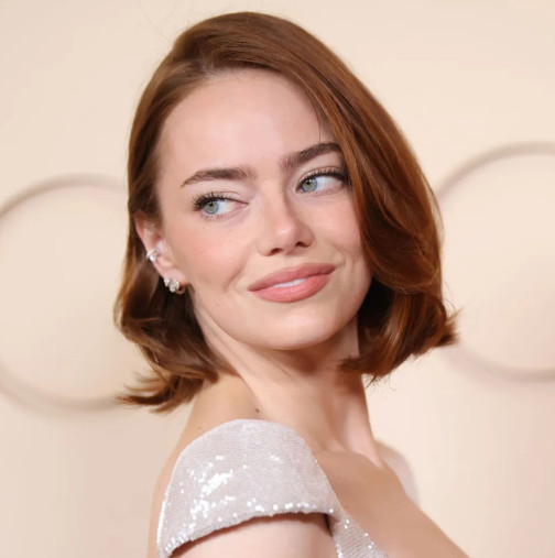 Създадена за 600 часа, като течно сребро, стичащо се по тялото: Роклята на Ема Стоун на Оскарите е върхът на елегантността