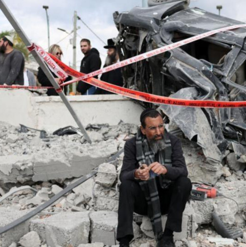 Малки ковчези, покрити със знамето на Иран. Хората там питат: Свят, виждате ли, защо ни бомбардирате!?