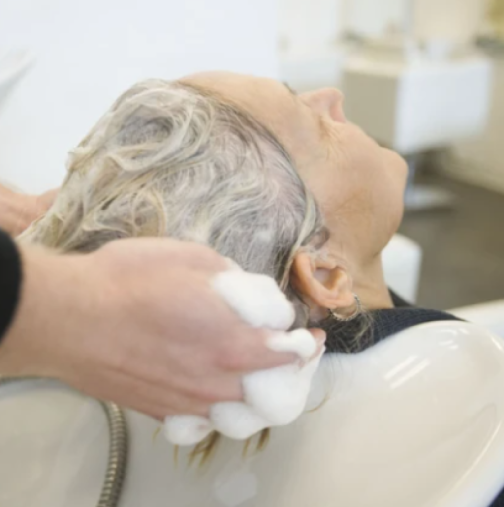 Косата ви се омазнява веднага след измиване? Това е знак, че ѝ липсва едно важно нещо