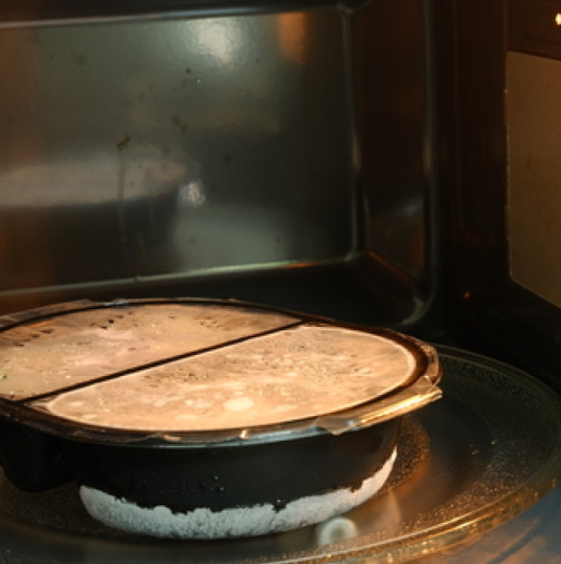 Онколозите предупреждават: Не правете едно нещо, докато затопляте храна в микровълновата