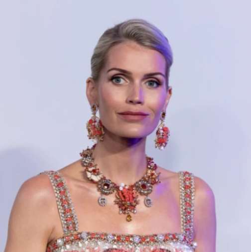 Светът онемя, когато братовчедката на принцеса Даяна се появи с тази рокля: Истински шедьовър - произведение от 17 век