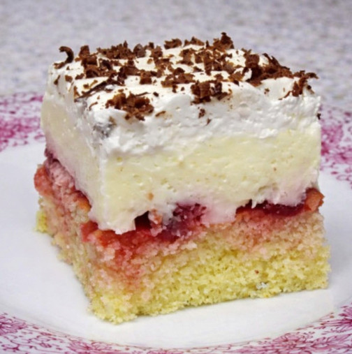 Луксозни плодови резени със заквасена сметана. Винаги правя две тави и никога не остава и трохичка!