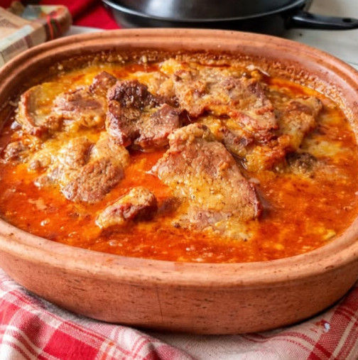 Обърнати пържоли на фурна: Ненадминато по вкус месо в богат чеснов сос