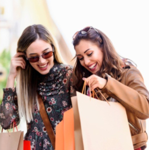 Единственото яке, от което се нуждаете за пролетта: Жените вече се надпреварват да го купят първи!